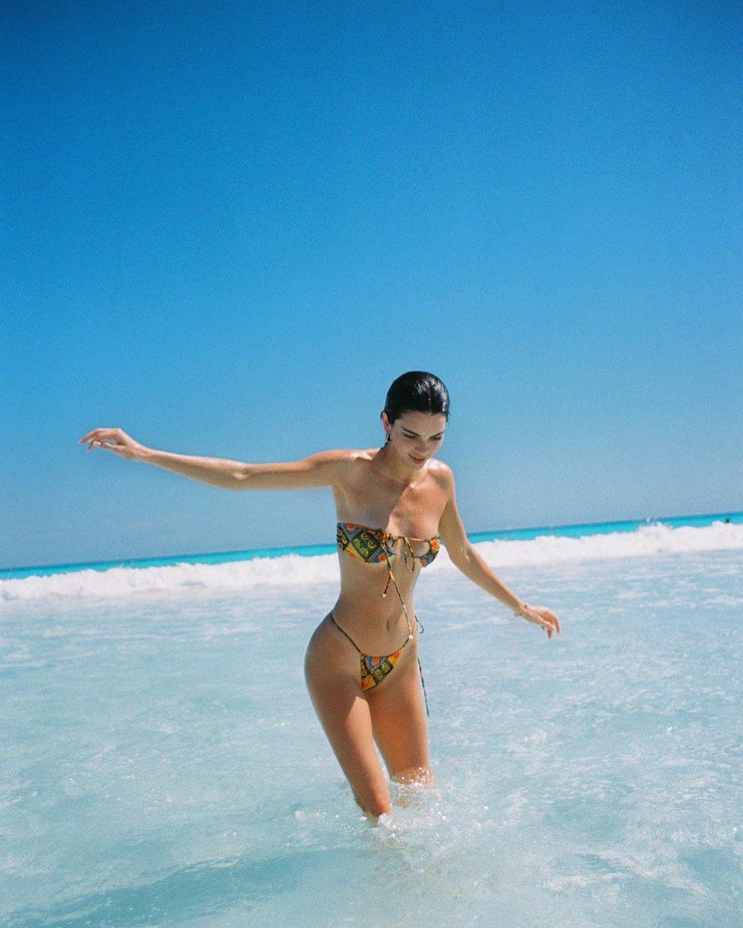 Kendall Jenner Beach #ui9m2NfQ