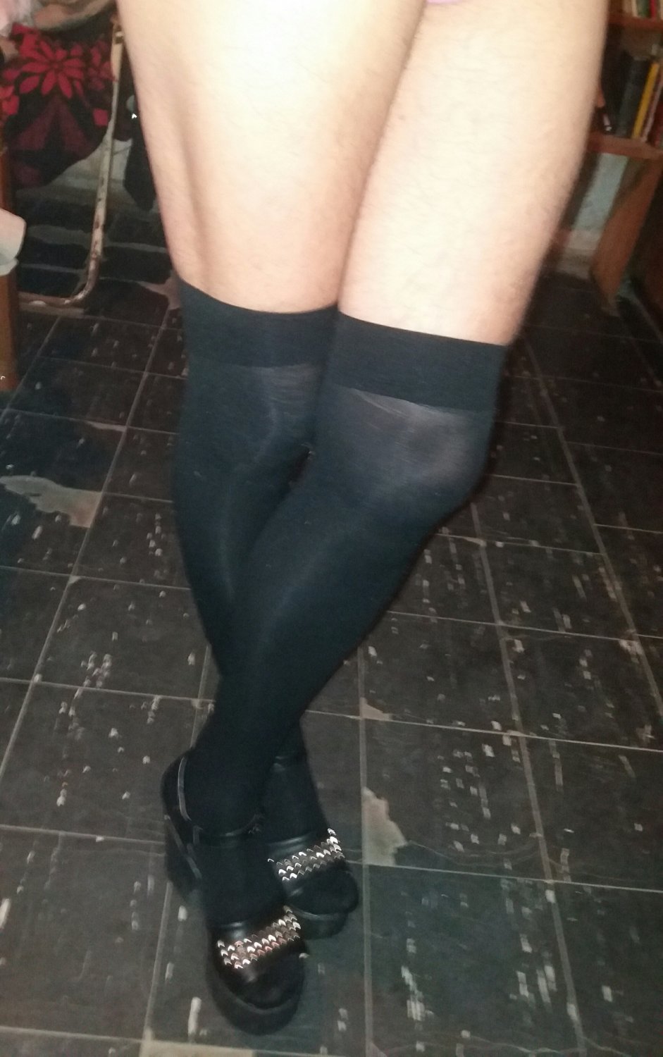 Busco un tipo bien maricón para tocarnos, chuparnos y cogernos. Besarnos no porque eso es de putos #i3ZKNpAL