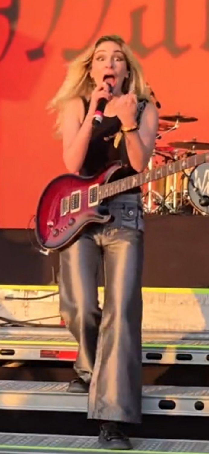 Dany Villarreal flashing her sexy Mexican body #QuP0EzJ2