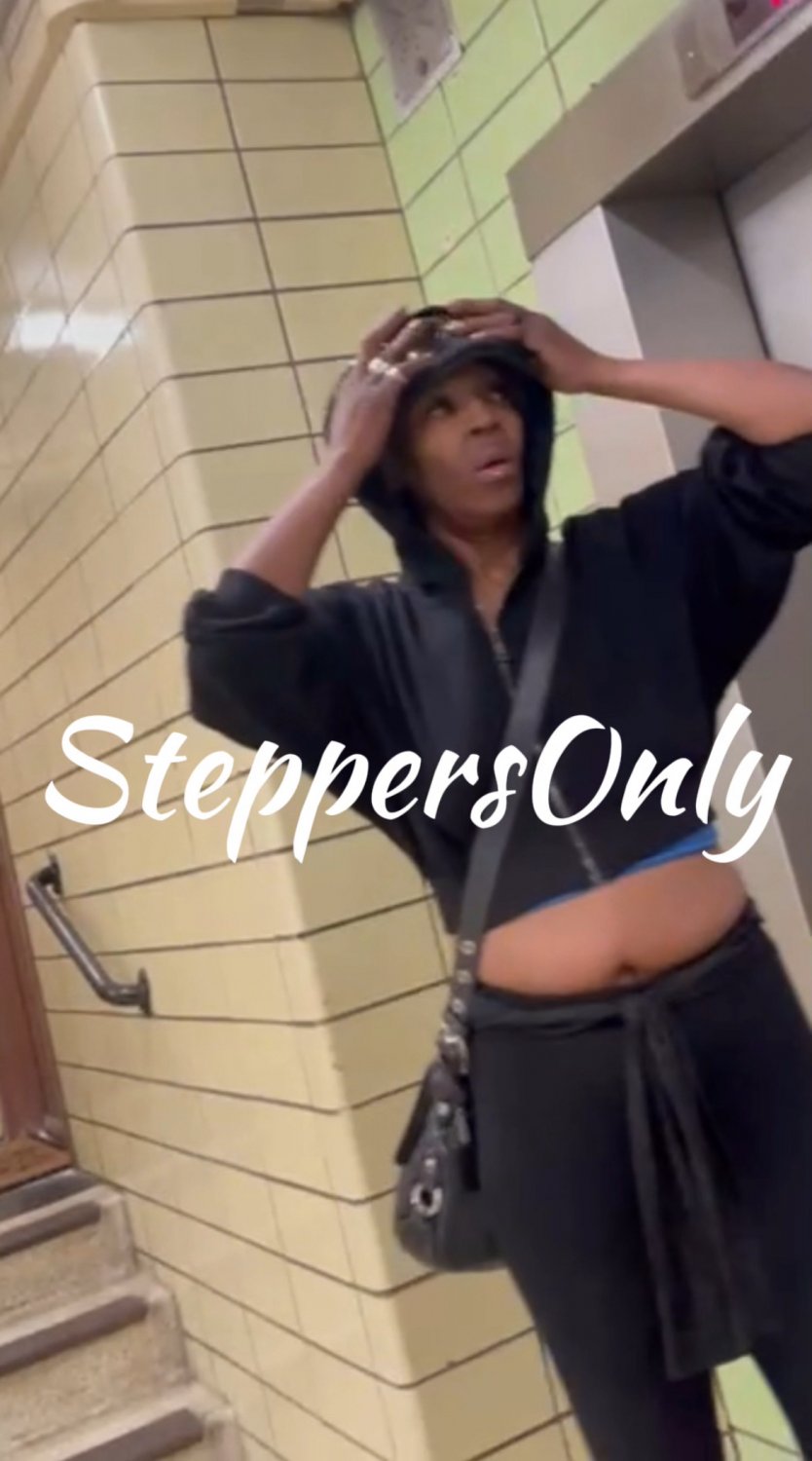 Ebony Mature Streetwalker put big lips to work on staircase #ttCUH2jn